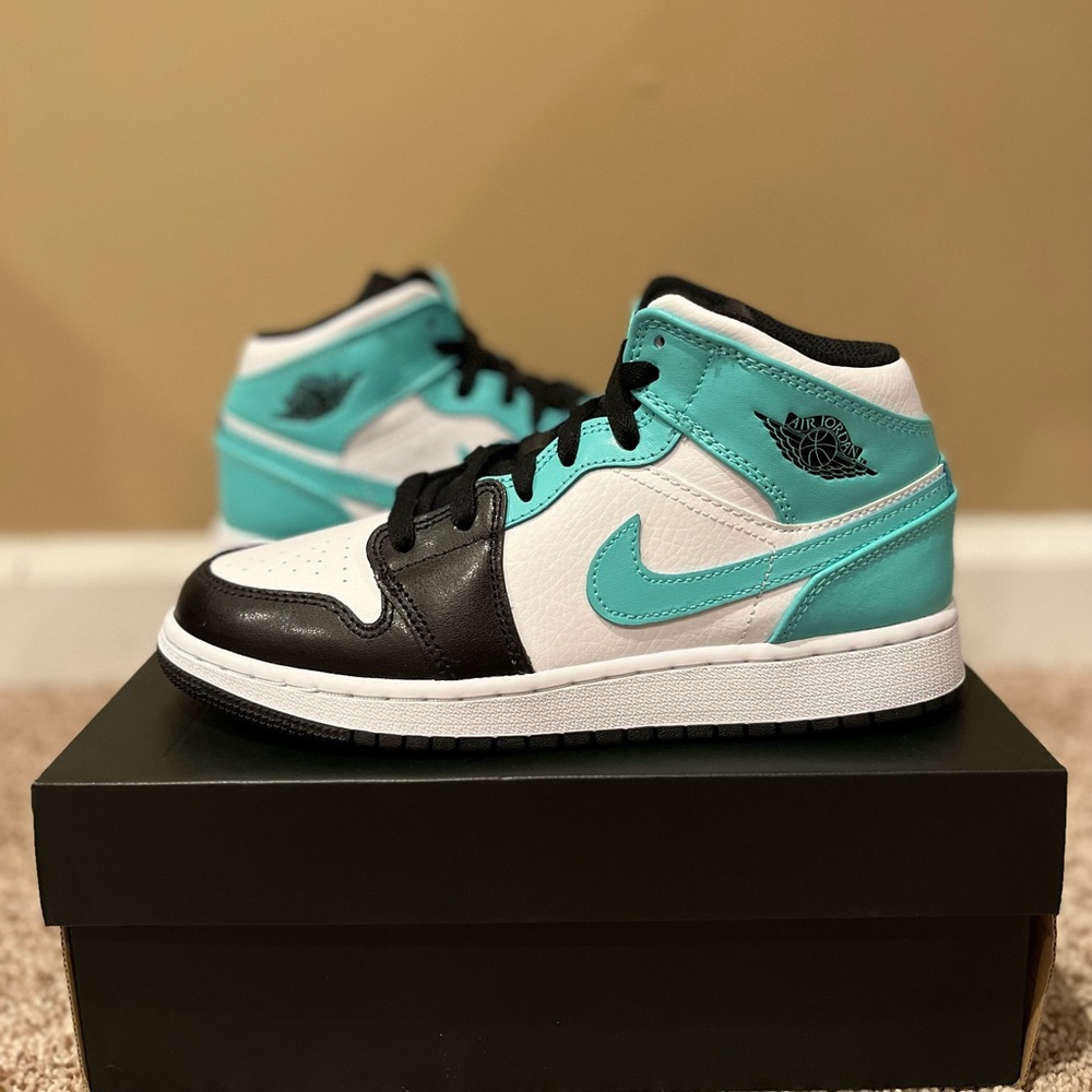 Air Jordan 1 Mid “tropical twist”